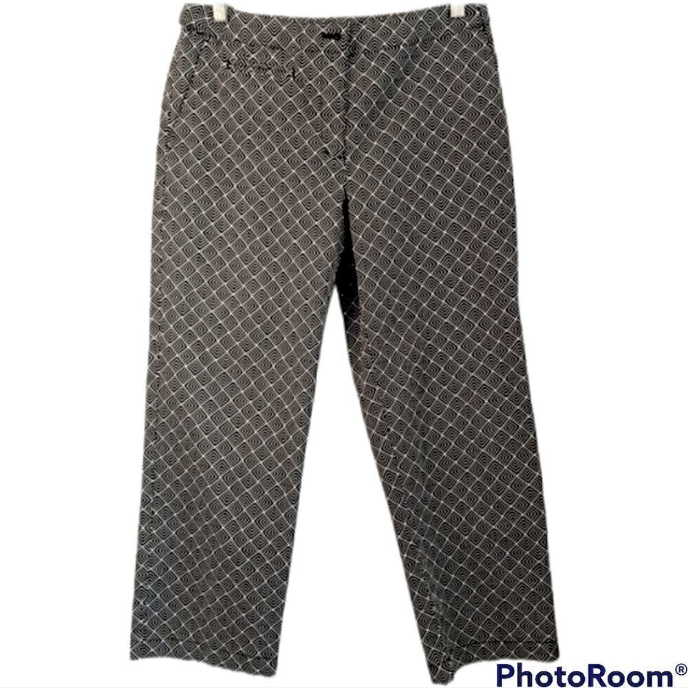 𝅺LIZ Claiborne Lizgolf Geometric Black and white size 4 capri bermuda golf pant